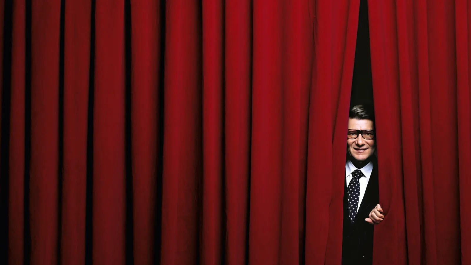 Jean-Marie Périer. Yves Saint-Laurent, Curtain, Paris, October 1995. Предоставлено галереей Люмьер