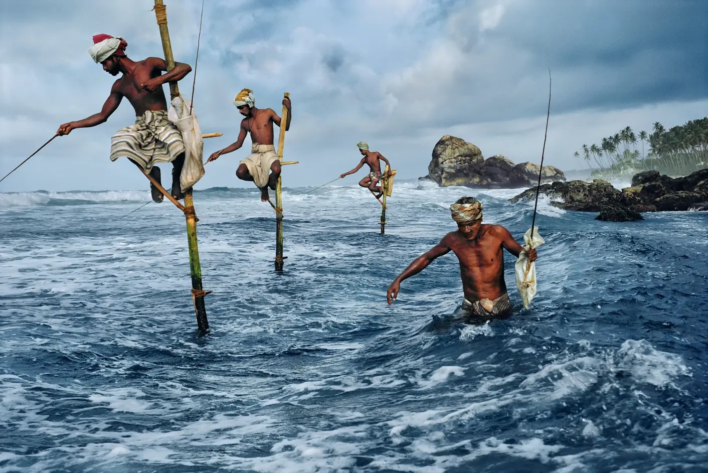 Стив Маккарри. «Рыбаки в Велигаме» (Fishermen at Weligama) 1995. Предоставлено Галереей Люмьер