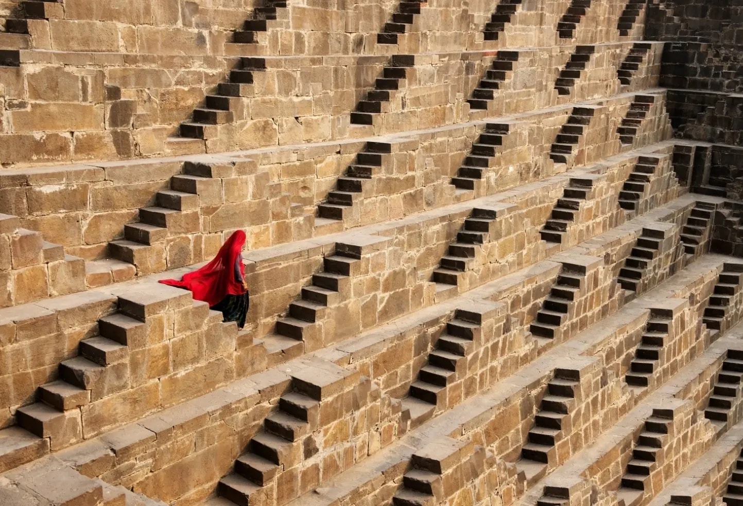 Стив Маккарри. «Женщина в ступенчатом колодце Чанд-Баори» (Woman in Chand Baori Stepwell) 2016. Предоставлено Галереей Люмьер