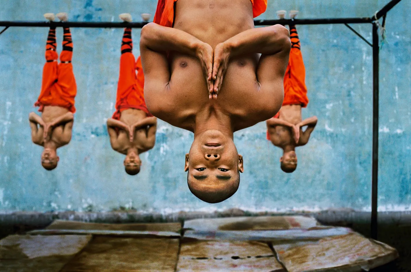 Стив Маккарри. «Тренировка шаолиньских монахов» (Shaolin Monks Training) 2004. Предоставлено Галереей Люмьер